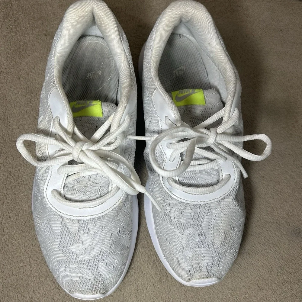 Nike Tanjun ENG Womens 7‎ White Gray Floral Mesh Running Shoes 902865-100